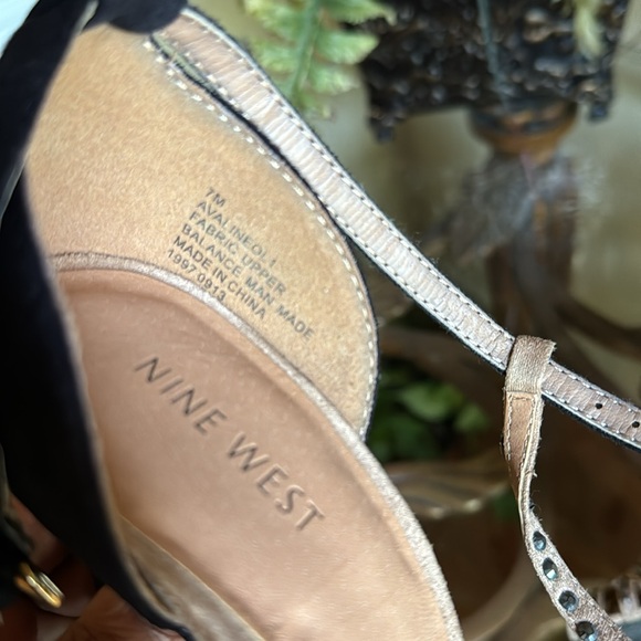 Nine West Avalineol Faux Suede Beaded T-Strap Caged Sandals Size 7 - Picture 5 of 5